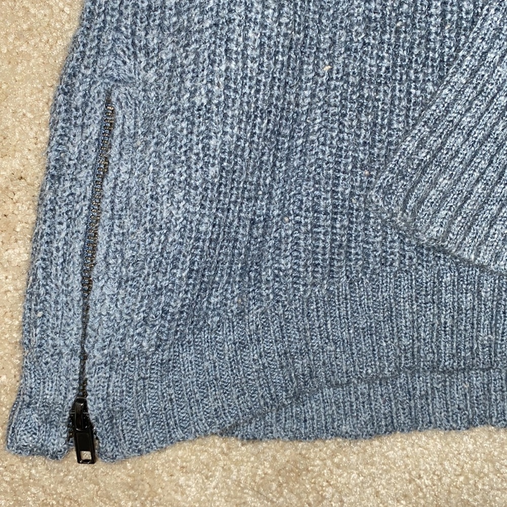 ✨AE Sweater✨ - Picture 2 of 4